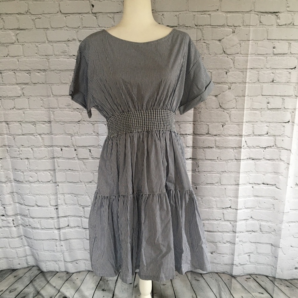 EUC Vineyard Vines Smocked Waist Deep Bay Short Sleeved Dress -Size: (M)